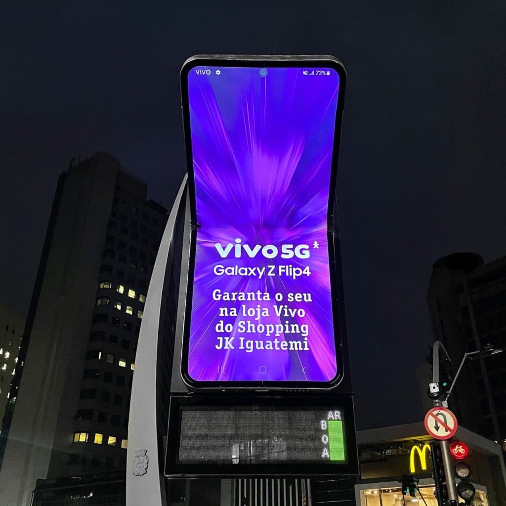 A Vivo e a Samsung uniram esforços de comunicação e transformaram relógios de rua em gigantes smartphones dobráveis.