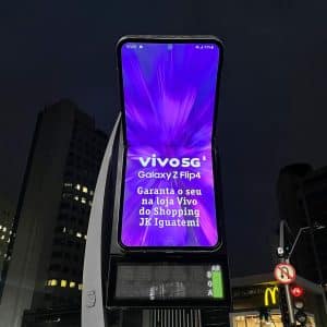 A Vivo e a Samsung uniram esforços de comunicação e transformaram relógios de rua em gigantes smartphones dobráveis.