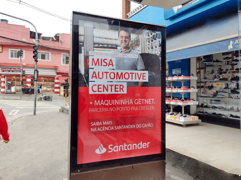 O Santander e a Eletromidia, com a finalidade de aumentar a segurança e o conforto da população, transformaram 100 pontos de ônibus em SP.