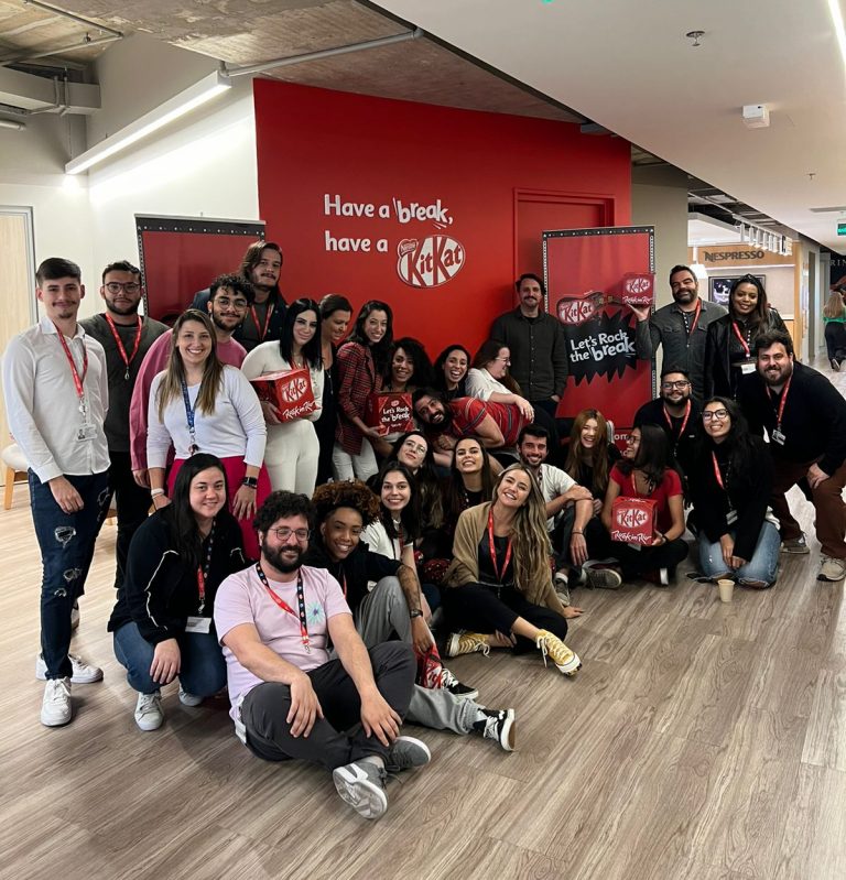 A Ogilvy e a Nestlé organizam, durante todo o festival do Rock In Rio, o "KitKat - War Room Content Studio", operação da cobertura real time.