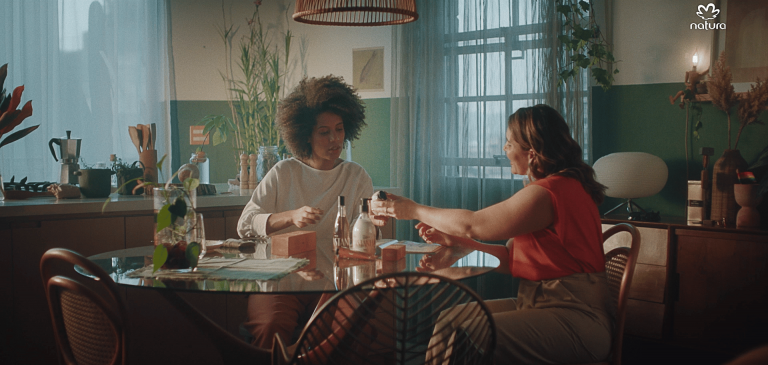 Campanha da Natura "O Poder Está nas Nossas Mãos", assinada pela Africa, tem o intuito de promover conhecimento público sobre desmatamento.
