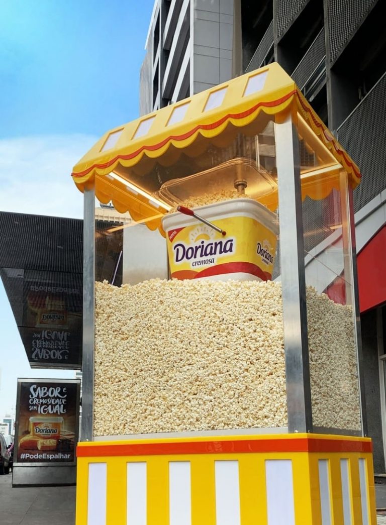 A Doriana instalou, na Avenida Paulista em São Paulo, uma pipoqueira gigante que exala um irresistível cheiro de pipoca pela região.