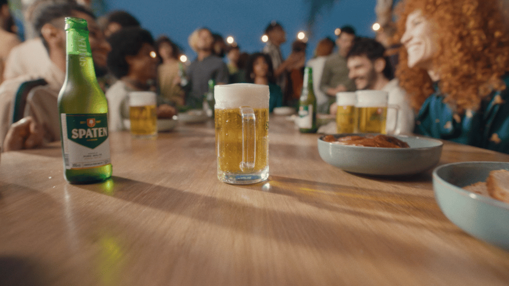 Spaten brinda conexões e história em torno de uma grande mesa cervejeira