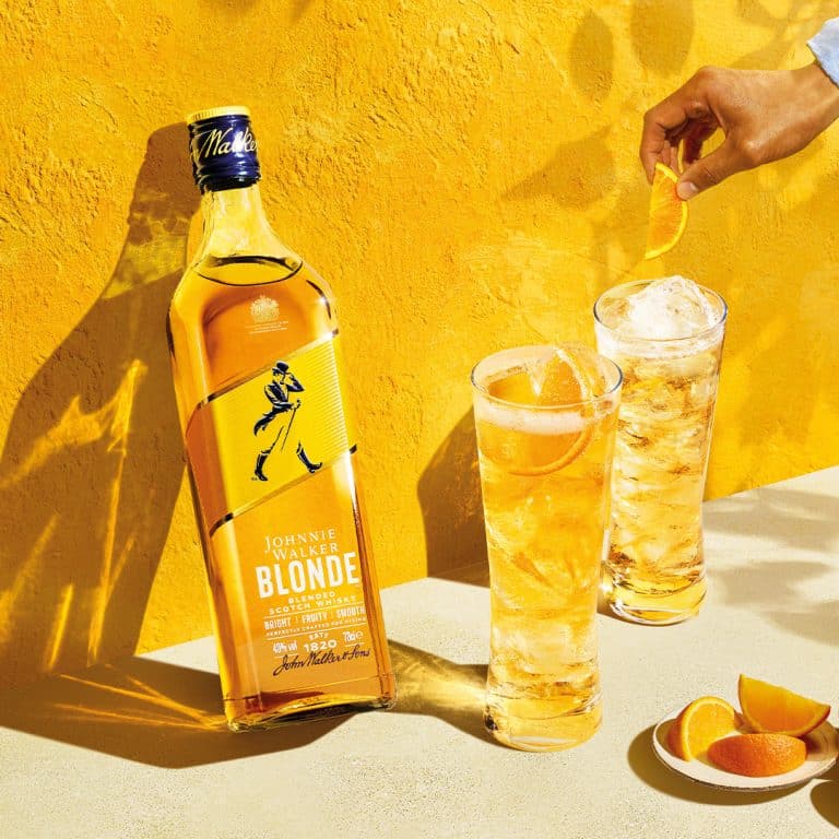 O uísque Johnnie Walker promove uma festa no Morro da Urca, no Rio de Janeiro, para apresentar seu novo rótulo: Johnnie Walker Blonde. 