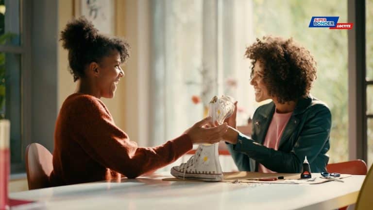 A Super Bonder lançou sua nova campanha, que reforça o laço afetivo dos consumidores com a cola da marca, líder do segmento no país.