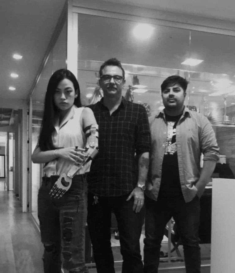 Dupla de diretores de cena Angry, formada pela Gabe Maruyama e Bruno Silva, chega a Santeria para compor o casting diverso.