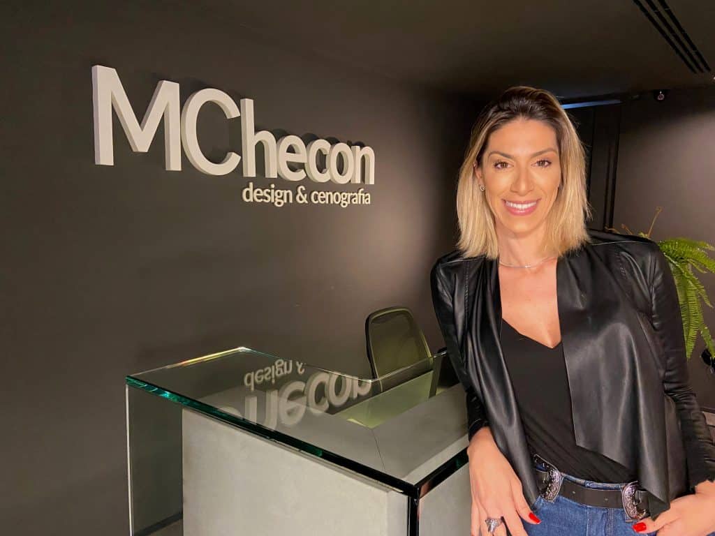 A MChecon, considerada uma das maiores empresas do país no ramo de cenografia, anuncia o retorno de Camila Lettieri à empresa.