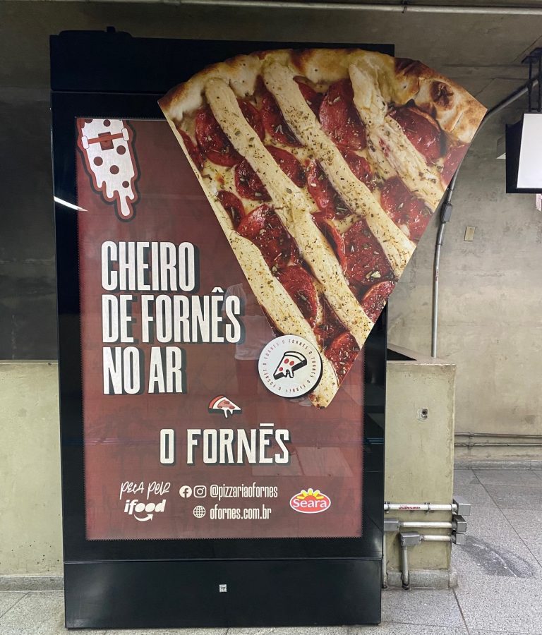 Aquela correria do dia a dia, pegando o metrô para começar um dia de trabalho, e de repente, um cheiro delicioso de pizza chama atenção.