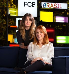 A FCB Brasil promove Leticia Rodrigues e Heloísa Ribeiro, dupla que ingressou na agência em agosto de 2021, a Diretoras de Criação.