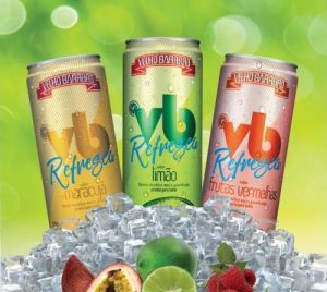 A destilaria Velho Barreiro está lançando sua nova bebida: a Refresca, disponível em três sabores: limão, maracujá e frutas vermelhas.