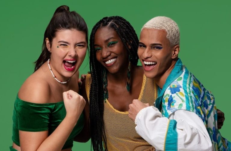 Quem Disse, Berenice? e Guaraná Antarctica mergulharam juntos na tendência BrazilCore, que exalta cores para trazer uma coleção de makes.