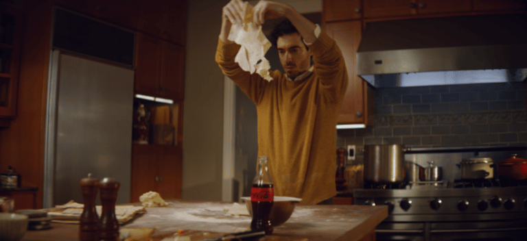Coca-Cola inaugura as ativações do período de festas natalinas com o filme "O Natal Sempre Encontra O Caminho".
