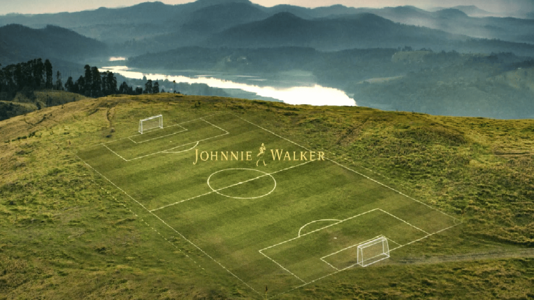 "Um passo à frente e o gigantes continuam caminhando." Com essa narrativa, a Johnnie Walker lança a campanha "Keep walking Brasil".