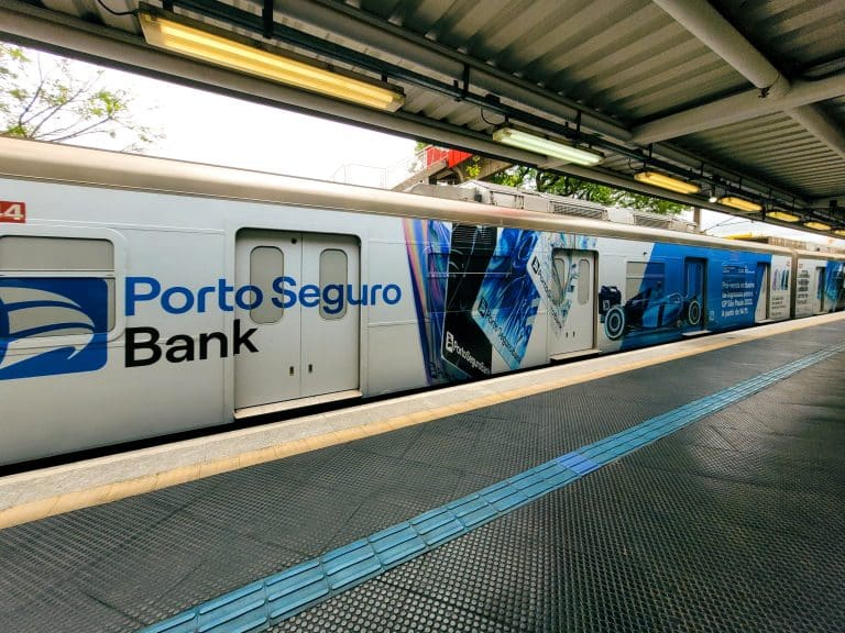 Quem estiver na linha-9 Esmeralda da CPTM terá a experiência de se deslocar num trem que estampa a paixão por carros de Fórmula 1.