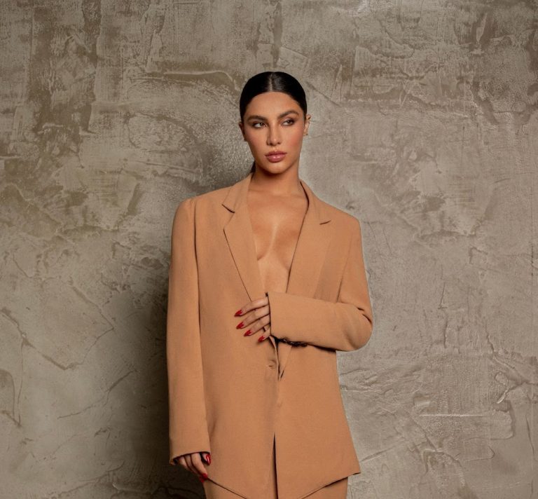 Gabriela Versiani assume seu lado empreendedor e se coloca à frente da empresa de beachwear Versiani Swim.