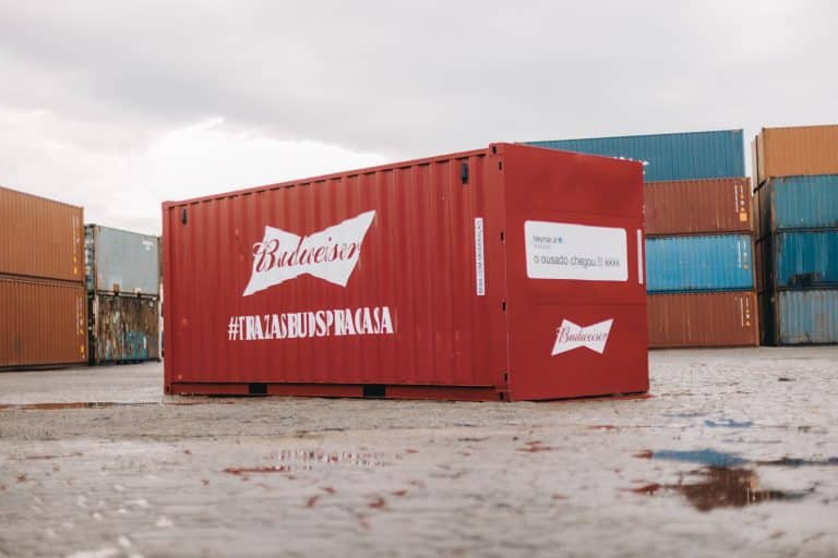 A Budweiser descarregou em Santos um novo contêiner, mais precisamente no EcoPorto de Santos, surpreendendo todos os moradores da região.
