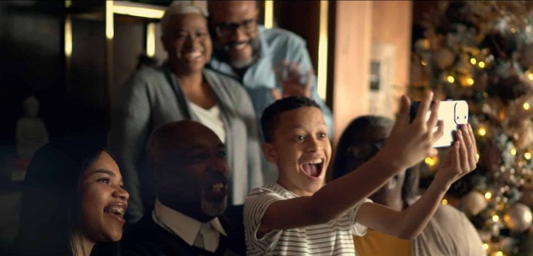 Quantos caminhos diferentes você fez neste último ano? Pergunta o apresentador Marcos Mion no começo do novo filme da Chevrolet.
