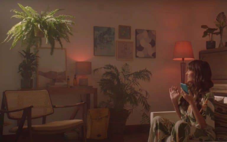 Em comercial da Magalu, Thaís Braz recebe uma samambaia ao buscar por "gancho para plantas" no aplicativo, uma referência ao BBB.