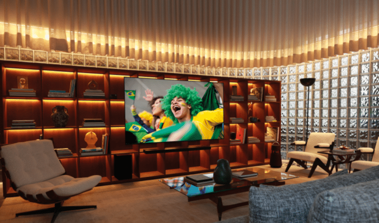 TVs OLED evo com ThinQ garantem conectividade e imersão na final do maior campeonato de futebol do mundo - TV LG OLED evo C2. Imagem istockphoto Daniel ValentiDivulgação