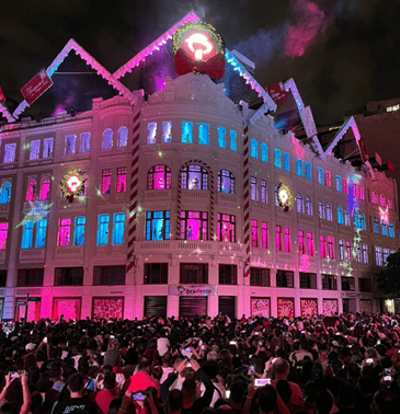 A retomada presencial do Natal mais famoso e tradicional de Curitiba, o Natal do Bradesco no Palácio Avenida, reuniu uma multidão.