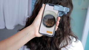 Natura anuncia o lançamento de um dispositivo capaz de diagnosticar a condição do cabelo dos clientes em poucos segundos.