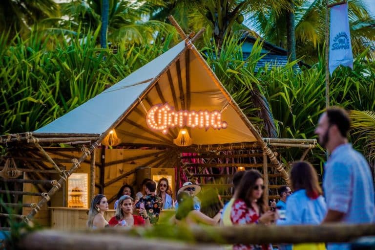 O Ano Novo está chegando e a cerveja Corona convida o público a se desconectar, relaxar e curtir a vida ao ar livre em paraísos naturais.