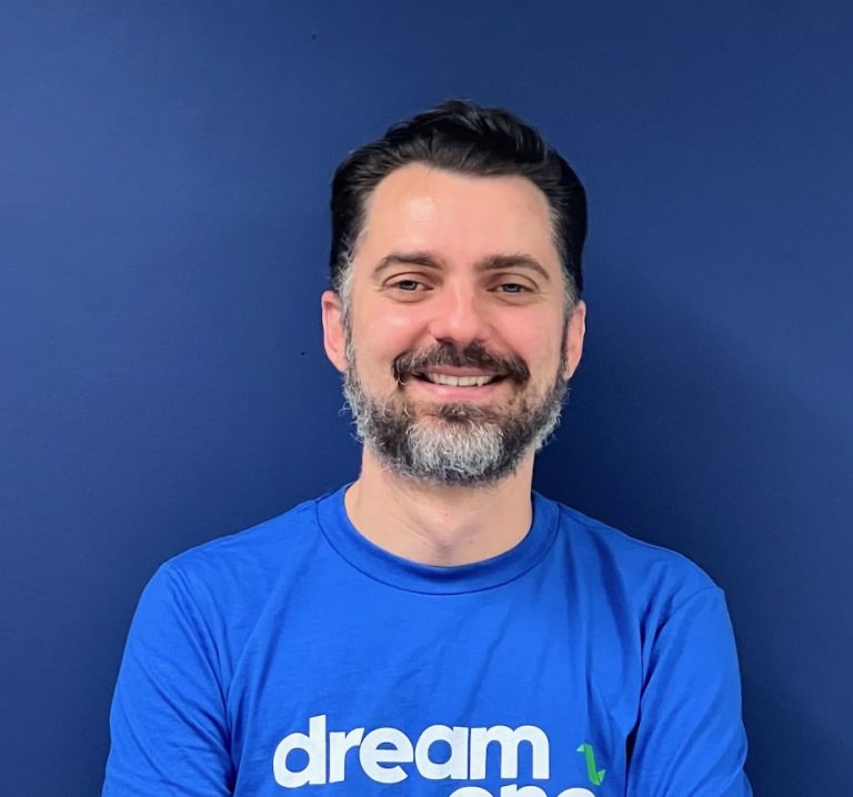 A DreamONE, devido à capacidade de engajamento e sinergia de seus profissionais, vem buscando valorizar internamente os seus talentos.
