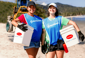 Havaianas lança a iniciativa Praia + Limpa, que tem como objetivo promover ações de limpeza em diversas praias no Brasil e no mundo.