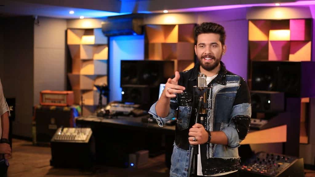O cantor Gustavo Mioto foi a voz escolhida pela TV TEM, emissora afiliada à Globo, para cantar o jingle em celebração aos 20 anos da empresa.