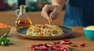 Nissin anuncia campanha com a linha Saladaria que tem como objetivo incentivar uma nova forma de consumo do produto: com maionese.
