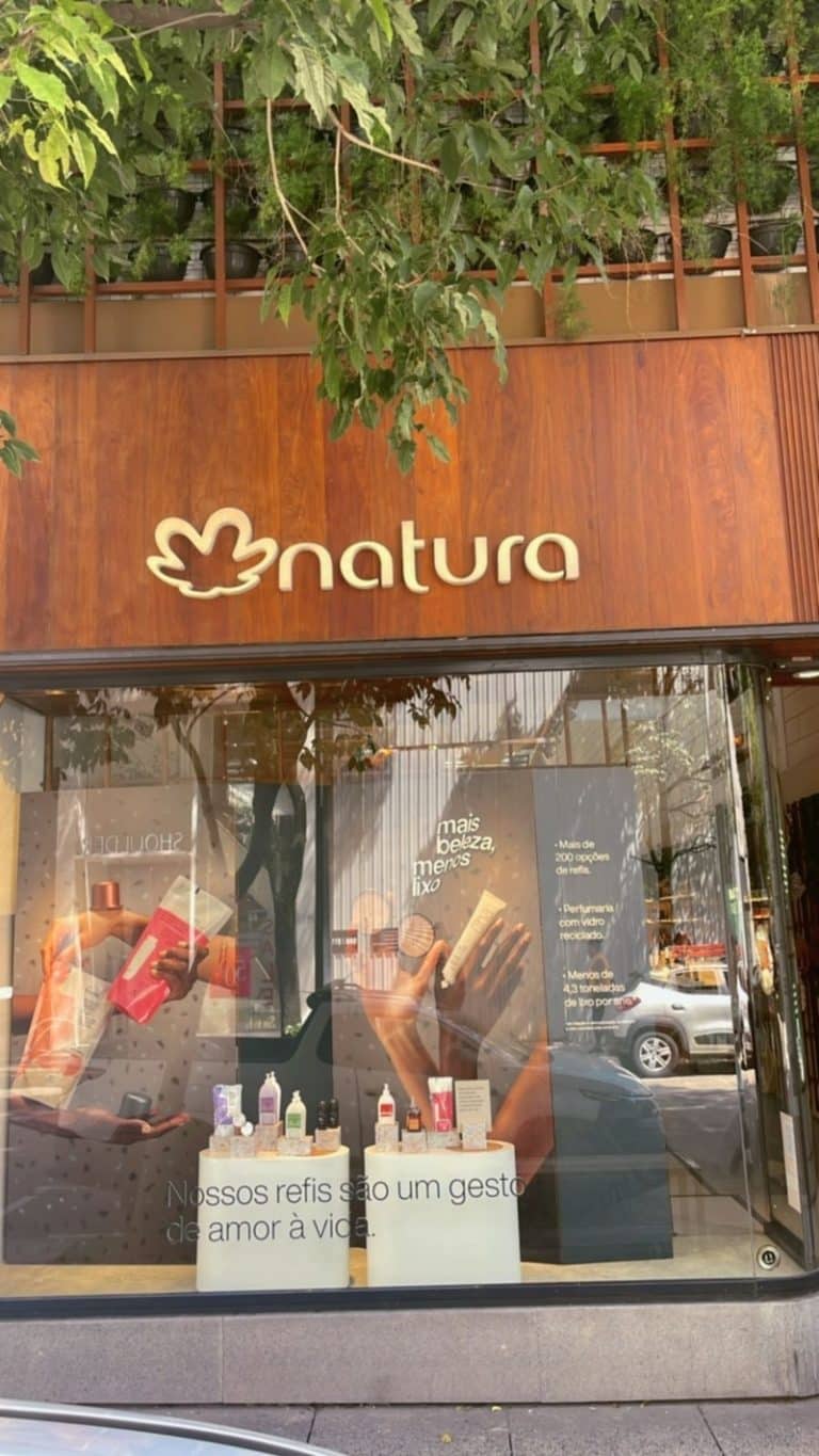 A Natura está promovendo a campanha "Mais Beleza e Menos Lixo", transformando vitrine em mídia de auto impacto.