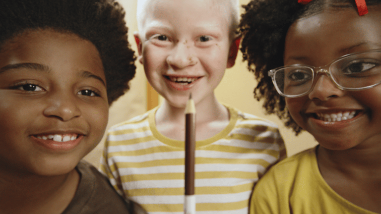 É um olhar puro e verdadeiro que a Faber-Castell traz para sua nova campanha, que foi nomeada "Cor de Quem?".