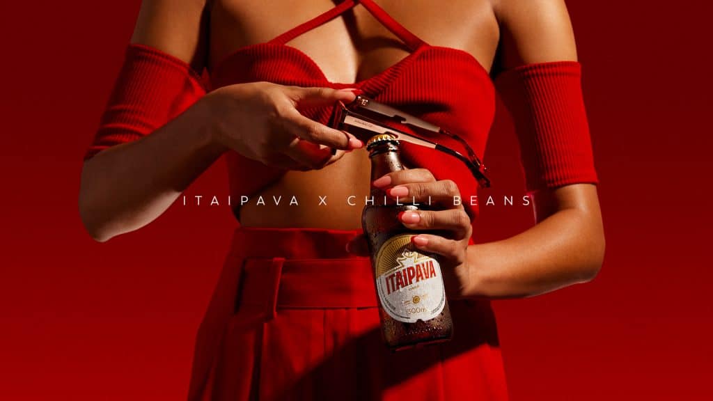 A Itaipava apresenta mais uma novidade pensada especialmente aos consumidores para o carnaval: óculos com abridor de garrafa nas hastes.