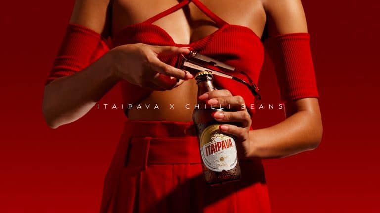 A Itaipava apresenta mais uma novidade pensada especialmente aos consumidores para o carnaval: óculos com abridor de garrafa nas hastes.