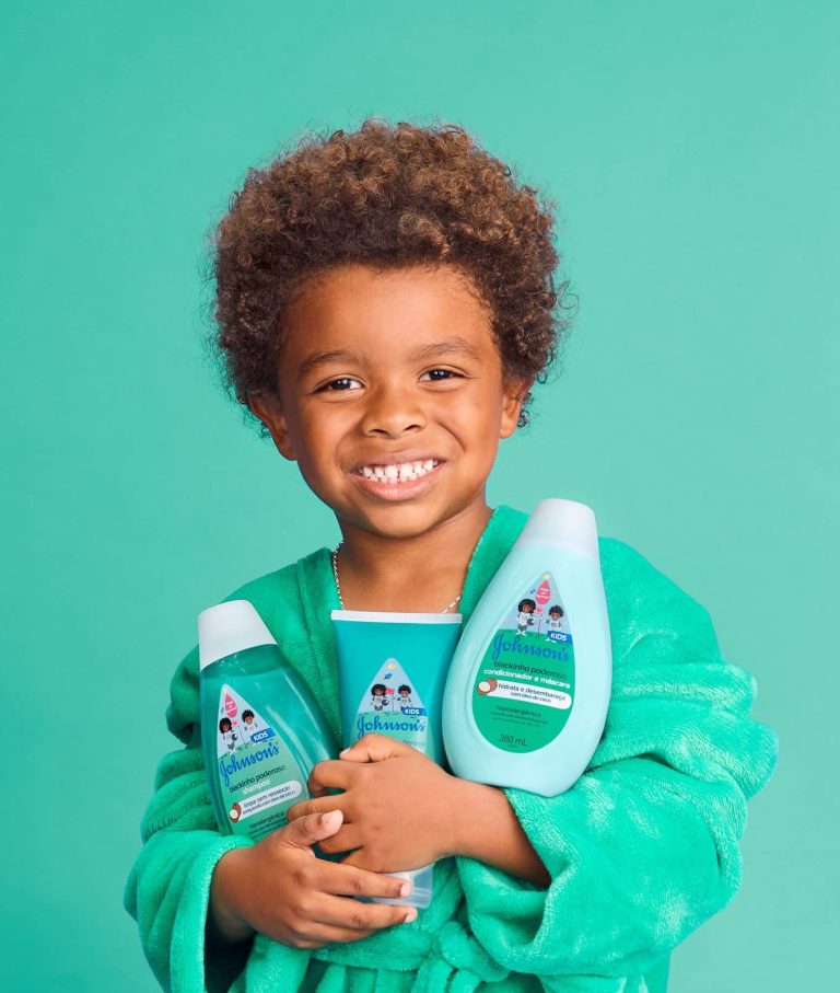 A Johnson's lança a campanha Blackinho Poderoso que celebra a sua nova linha inteiramente pensada para os fios de curvatura 3B a 4C.