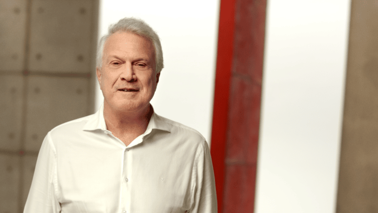 Pedro Bial volta à Bradesco Vida e Previdência para informar a importância de ter uma carteira de investimentos variada.