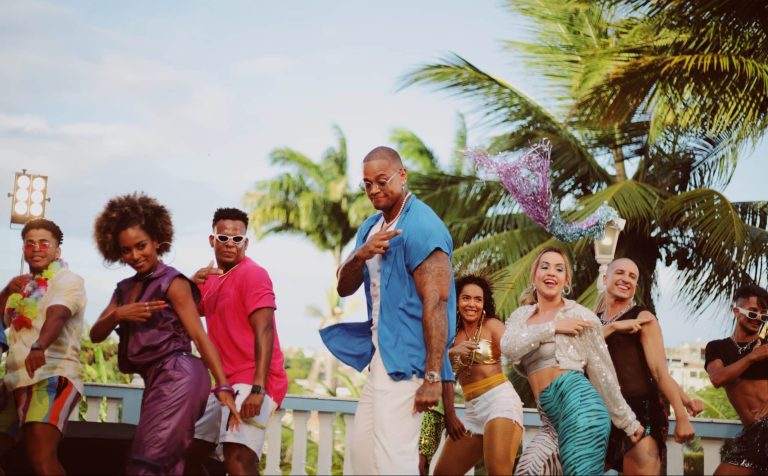 Pfizer Brasil, a agência Ogilvy e a Universal Music Brasil criam campanha com a mensagem "Se vacinar direitinho todo mundo curte o Carnaval". 