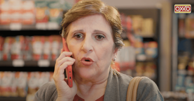 A OXXO criou uma campanha para apresentar a nova fachada das unidades, que traz o nome OXXO escrito como se fosse em português.