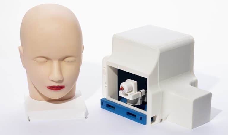 O Grupo Boticário inicia, em parceria com o CESAR e a startup Neurobots, o desenvolvimento do segundo protótipo do "Batom Inteligente".