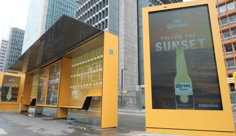 Apresentado no TMRW, o projeto verão iniciou a veiculação da campanha "Follow The Sunset", para a cerveja Corona, da Ambev.