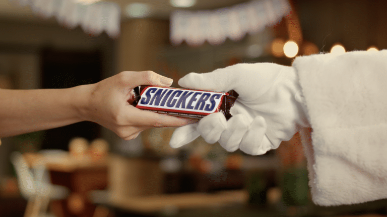 SNICKERS revive mais uma vez o capítulo da confusão de misturar elementos de outras datas comemorativas com a Páscoa.