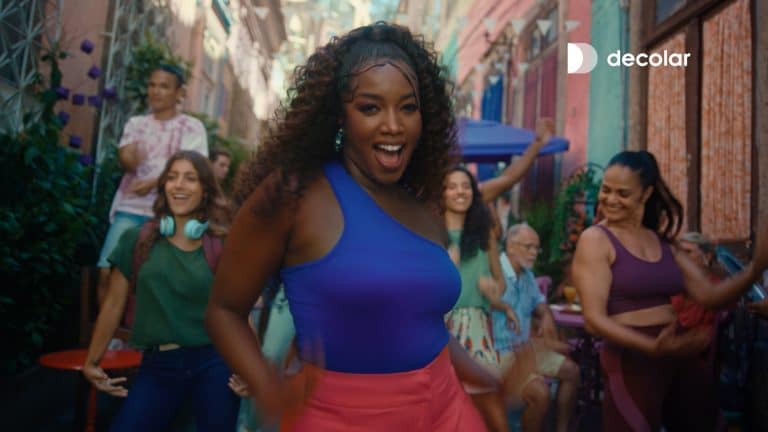 A agência REF+ e a Decolar se unem para lançar a a campanha "Vem Decolar", que é protagonizada pela cantora Iza.