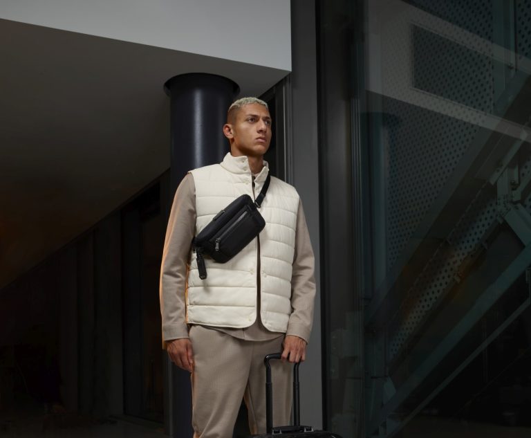 TUMI lança campanha global “Unpack Tomorrow”, que ilustra a importância de produtos de viagem confiáveis em um mundo repleto de incógnitas.