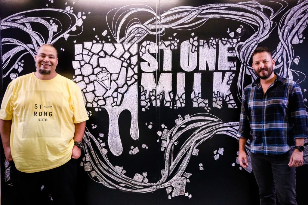 A pós-produtora Stone Milk, dos sócios Rodrigo Guedes e Leonardo Sadagurschi, , acaba de chegar ao mercado.