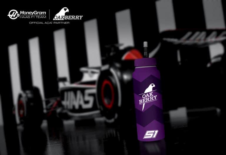 A OAKBERRY continua fazendo história, e anuncia desta vez que é a patrocinadora oficial de uma equipe da Fórmula 1. 