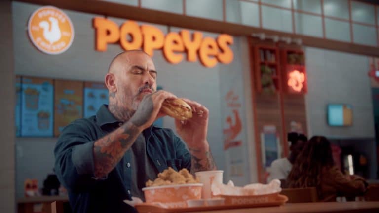 A POPEYES se uniu com Henrique Fogaça, um dos chefs de cozinha mais renomados do país, para uma nova campanha.