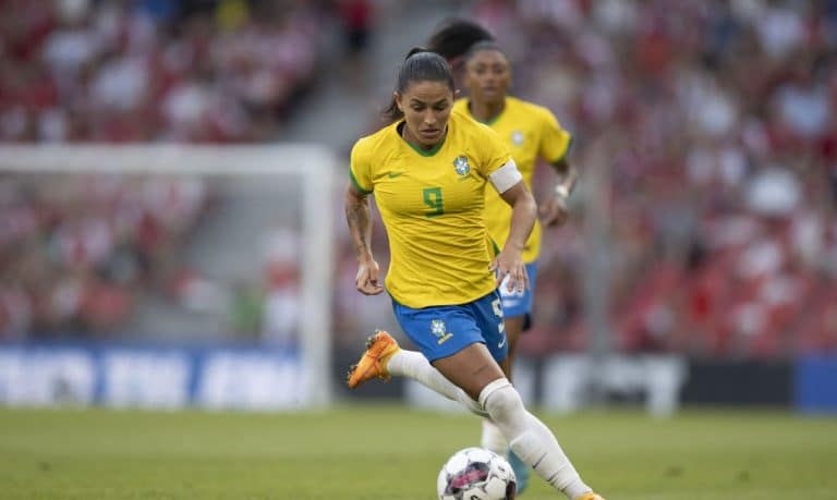 A Sensodyne reforça seu compromisso com a equidade de gênero trazendo mais visibilidade para o futebol feminino.