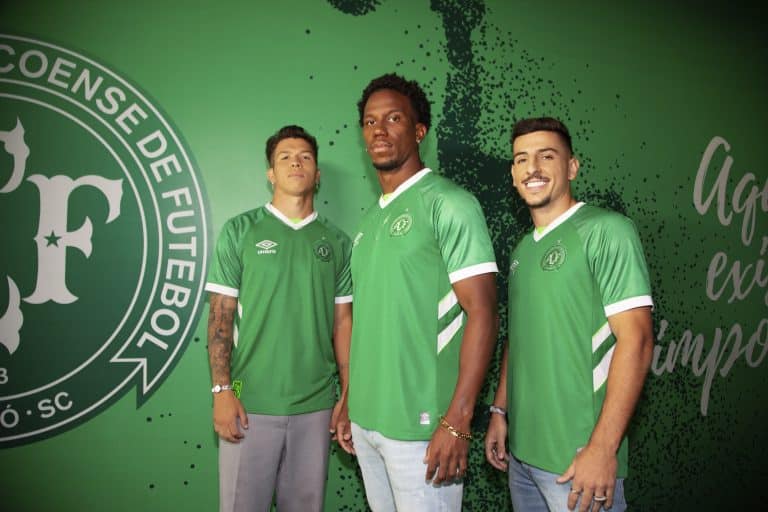 Para comemorar os 50 anos da Chapecoense, a Umbro Brasil apresenta os novos uniformes oficiais 1 e 2 do Verdão do Oeste catarinense. 