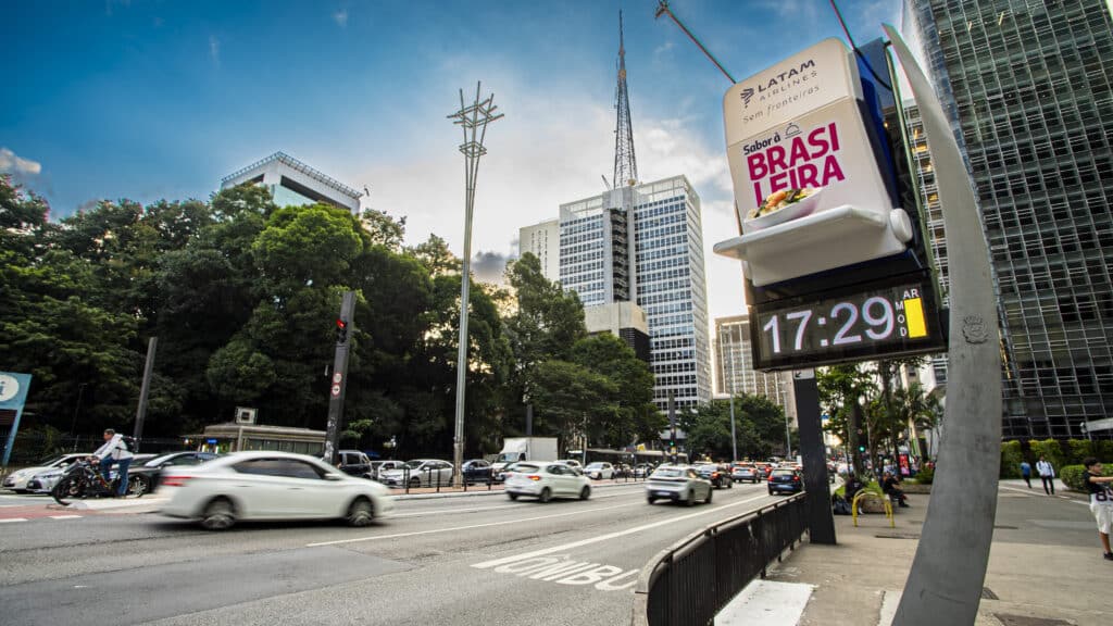 Assinada pela Graphene by IPG, a nova ação da LATAM Brasil marca novamente a presença da companhia aérea nas ruas da capital de São Paulo.