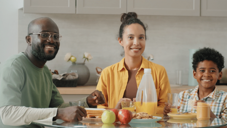A ACT Promoção da Saúde e o Idec lançam campanha digital "Verdades difíceis de engolir", criada pela Moringa.